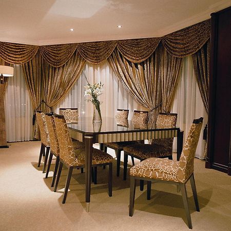 Grand Regency Doha, Trademark Collection By Wyndham Екстер'єр фото A dining room