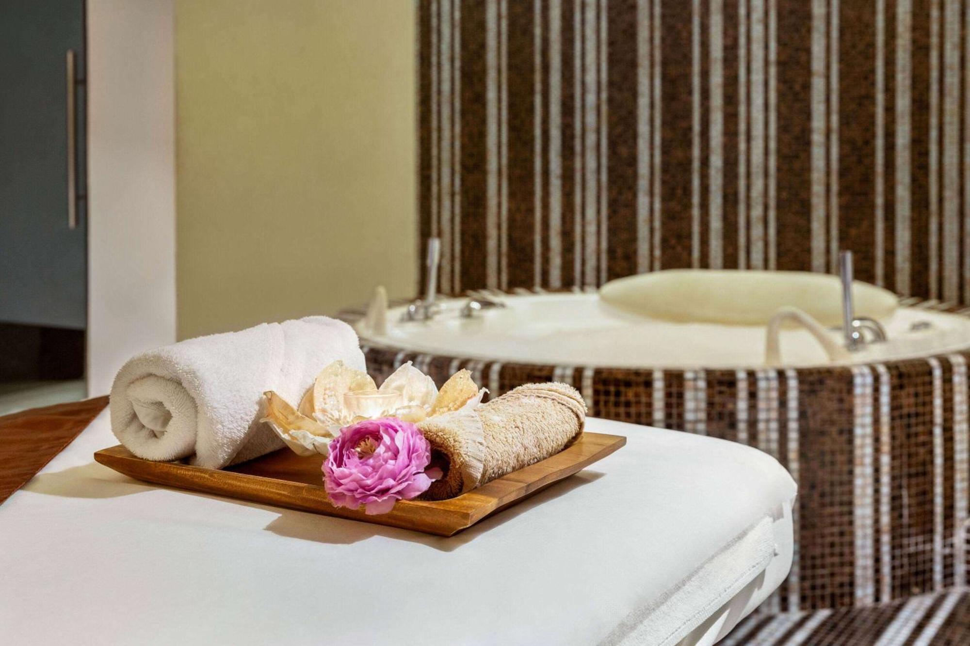 Grand Regency Doha, Trademark Collection By Wyndham Екстер'єр фото Spa at the hotel