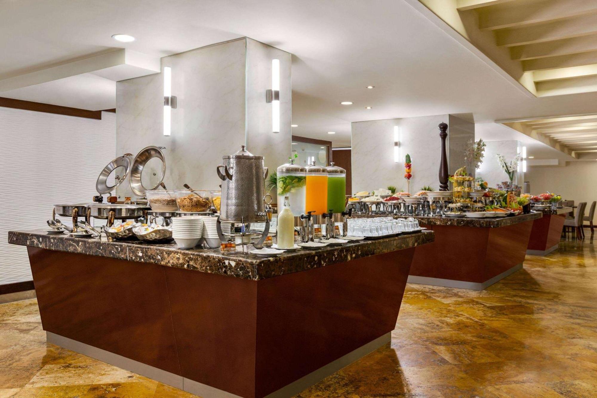 Grand Regency Doha, Trademark Collection By Wyndham Екстер'єр фото The buffet at the hotel