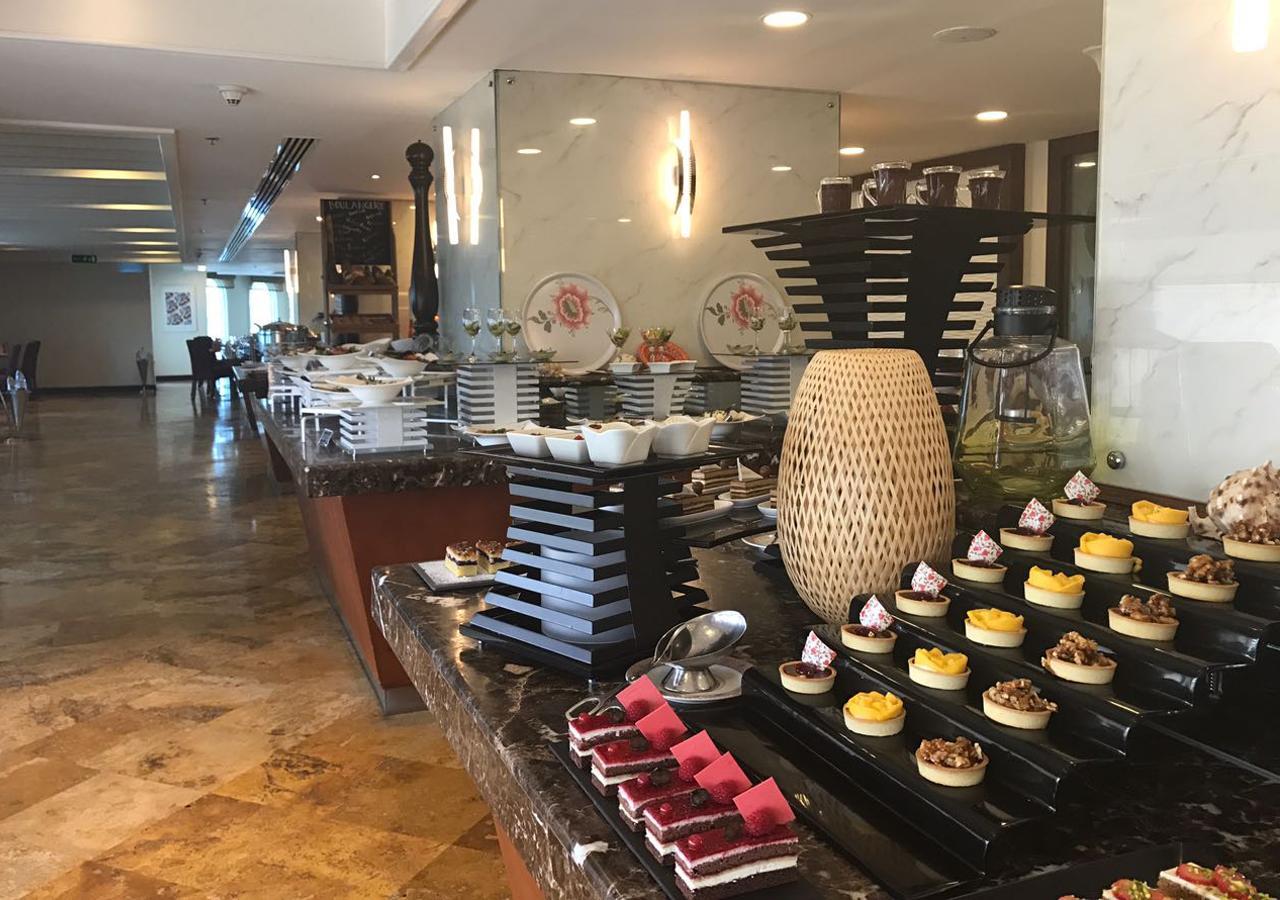 Grand Regency Doha, Trademark Collection By Wyndham Екстер'єр фото The buffet at the lobby